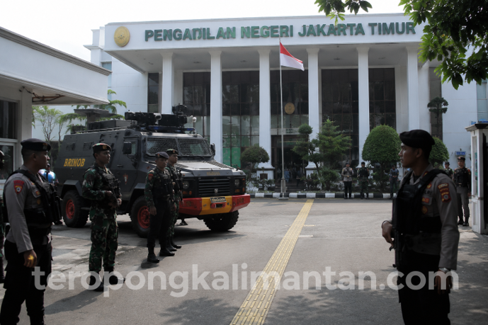 Sidang Perdana Dokter Tifa Digelar di PN Jakarta Timur, TNI-Polri dan Rantis Brimob Siaga