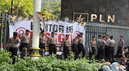 Massa Aliansi Pemuda Kalimantan dan Sumatera Segel Kantor Pusat PLN, Tuntut Evaluasi Direksi